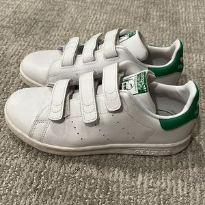 Unisex Stan Smith Adidas Velcro sneakers size 2Y